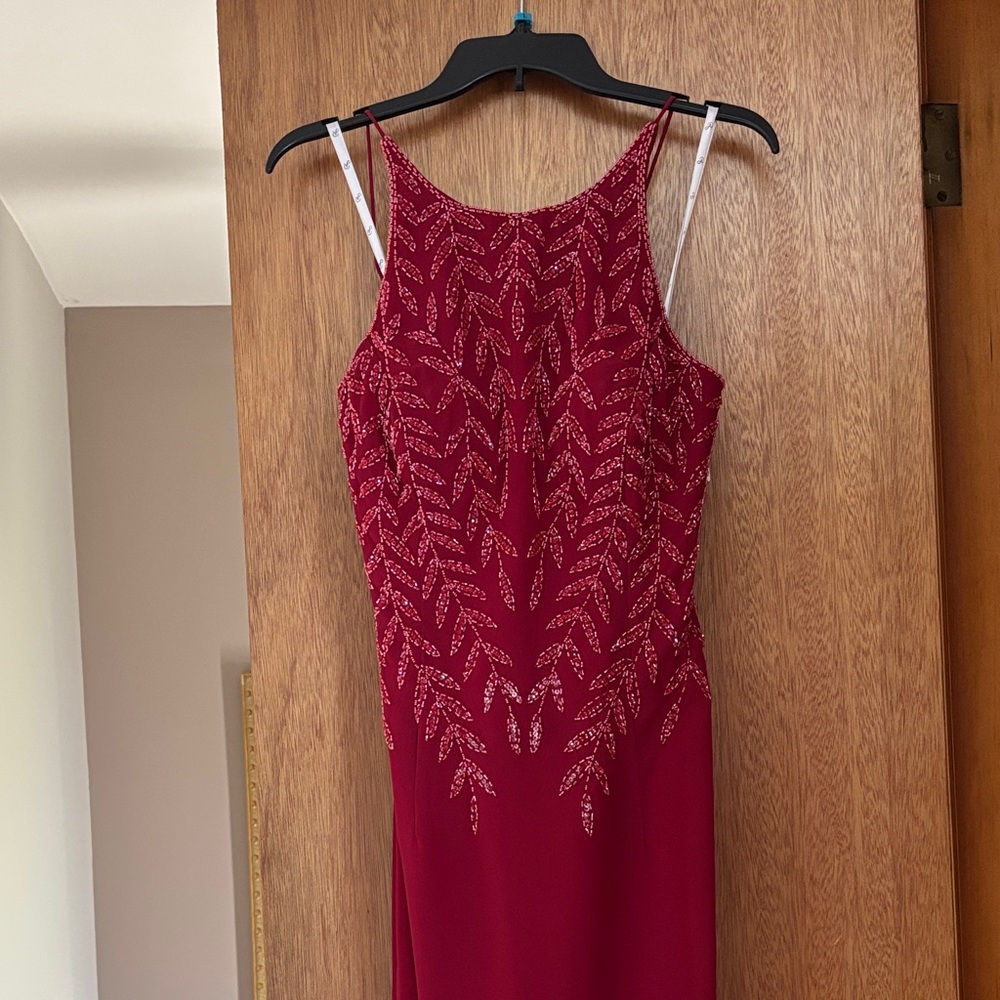 Elegant Red Sleeveless Gown